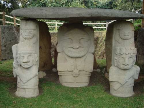 Representação, em pedra, de um ser sobrenatural diante de um túmulo funerário. San Agustin, Colômbia.