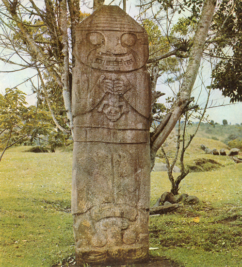 Deus jaguar segurando uma pequena figura, talvez para dar a ideia da insignificância do homem em comparação com a grandeza dos deuses. Parque Nacional de San Agustin, Colômbia.