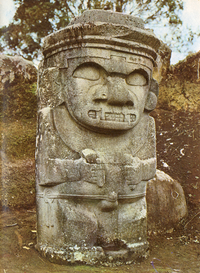 Escultura de pedra representando uma divindade. Os dentes de jaguar e o largo nariz achatado é particularmente exagerado em todas as esculturas de San Agustin.